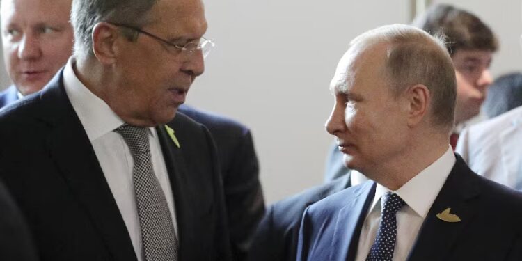 Kremlini mohon përçarjet mes Putinit dhe Lavrovit, reagon edhe për Lukoil dhe Korenë e Veriut