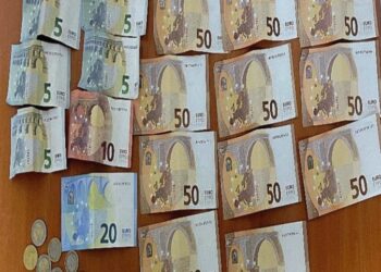 Tre fëmijë nga Ferizaj dorëzojnë në polici portofolin e gjetur me 614 euro dhe dokumente