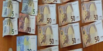 Tre fëmijë nga Ferizaj dorëzojnë në polici portofolin e gjetur me 614 euro dhe dokumente