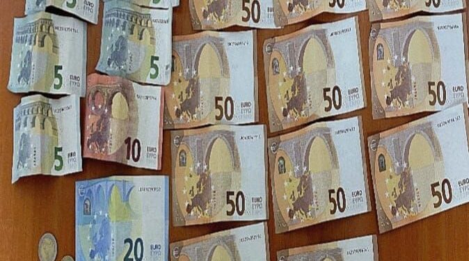 Tre fëmijë nga Ferizaj dorëzojnë në polici portofolin e gjetur me 614 euro dhe dokumente