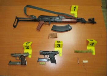 Policia sekuestron armë dhe municione në Vushtrri, dy persona në ndalim 48-orësh