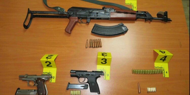 Policia sekuestron armë dhe municione në Vushtrri, dy persona në ndalim 48-orësh