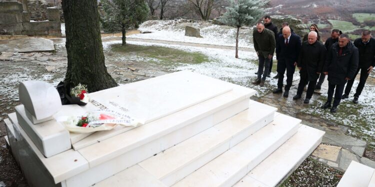 Ramush Haradinaj nderon Isa Boletinin në prag të 28 Nëntorit