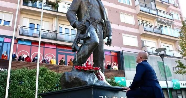 Ramush Haradinaj uron ditëlindjen e heroit Zahir Pajaziti