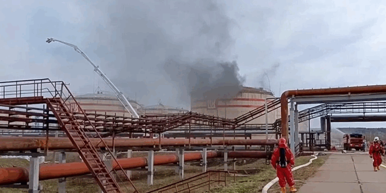 Ukraina godet rafinerinë ruse në Volgograd, një civil humb jetën