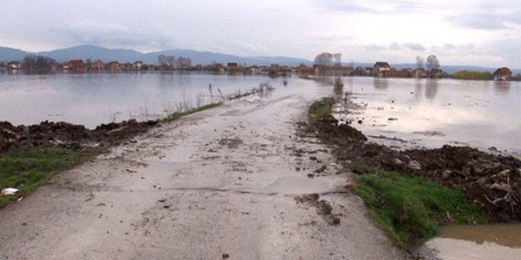 Instituti Hidrometeorologjik lëshon alarm të verdhë, rritet rreziku i vërshimeve sonte në këto rajone