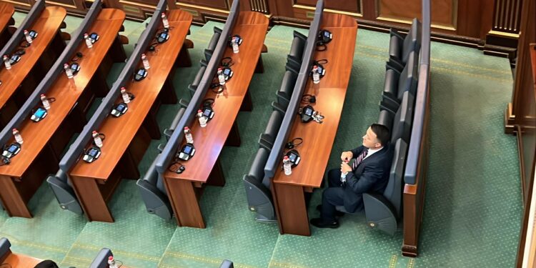 Krahas deputetëve të VV-së, Veton Berisha i vetmi deputet në seancën e buxhetit