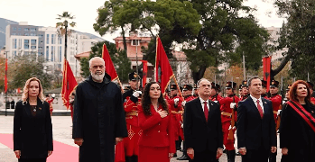 Vjosa Osmani me mesazh të fuqishëm për 28 Nëntorin: “Shqipëria dhe Kosova janë një zemër që rreh së bashku”
