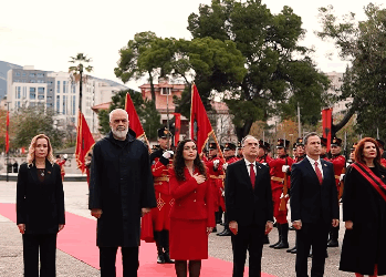 Vjosa Osmani me mesazh të fuqishëm për 28 Nëntorin: “Shqipëria dhe Kosova janë një zemër që rreh së bashku”