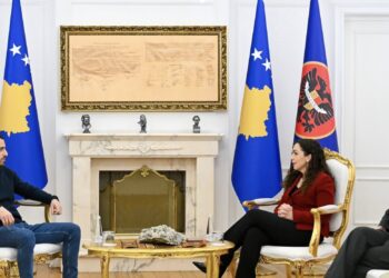 Osmani pret Arbnor Spahiun pas lirimit nga paraburgimi serb: U bën thirrje qytetarëve të shmangin udhëtimin përmes Serbisë