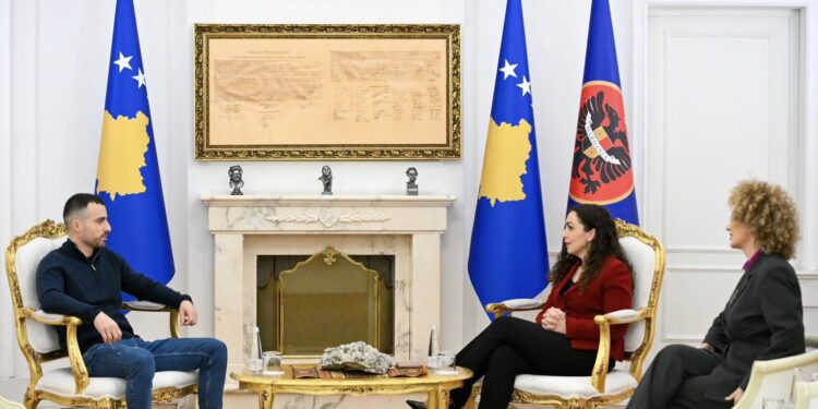 Osmani pret Arbnor Spahiun pas lirimit nga paraburgimi serb: U bën thirrje qytetarëve të shmangin udhëtimin përmes Serbisë