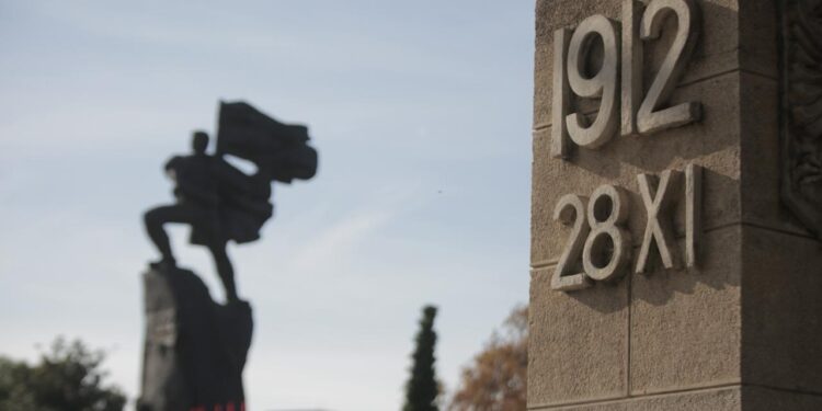 Edi Rama uron shqiptarët: “Mirëmëngjes dhe Gëzuar Ditën e Pavarësisë”