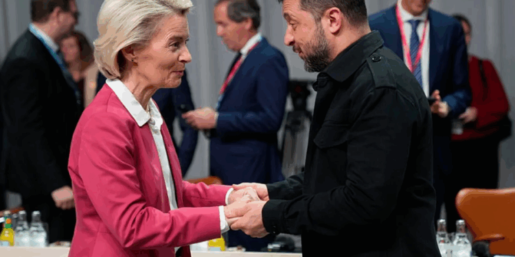 BE i kundërvihet urgjencës amerikane: Von der Leyen kërkon kohë dhe garanci për Ukrainën