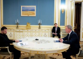 Zelensky mes dy zjarreve: presioni i SHBA dhe revolta politike në Kiev