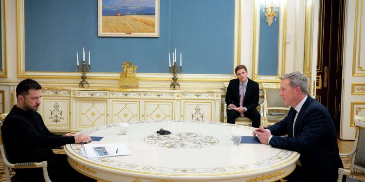 Zelensky mes dy zjarreve: presioni i SHBA dhe revolta politike në Kiev