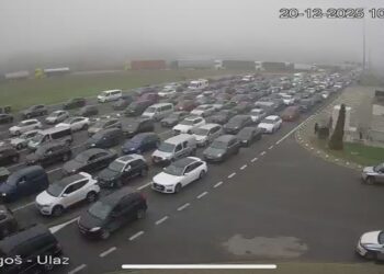 Kolona të gjata mërgimtarësh në hyrje të Serbisë nga Hungaria, bllokadë në Horgosh