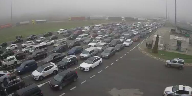 Kolona të gjata mërgimtarësh në hyrje të Serbisë nga Hungaria, bllokadë në Horgosh