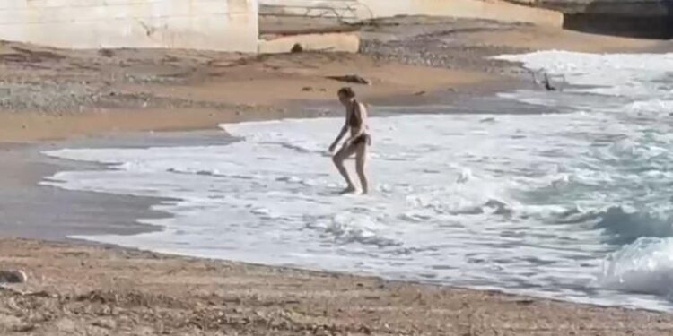 Plazh dhe Krishtlindje, qytetarët sfidojnë temperaturat në Himarë