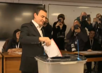 Albin Kurti voton në Prishtinë dhe fton qytetarët për pjesëmarrje masive në zgjedhje
