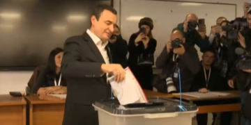Albin Kurti voton në Prishtinë dhe fton qytetarët për pjesëmarrje masive në zgjedhje