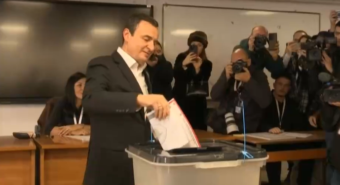 Albin Kurti voton në Prishtinë dhe fton qytetarët për pjesëmarrje masive në zgjedhje