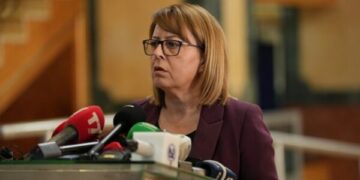 Hykmete Bajrami-pushtetit: Mashtruesit po lavdërohen për heqjen e masave, po përgjegjësinë kush do ta mbajë