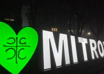 Mitrovicë: Mbishkrim me simbolin serb ‘4 S’ dhe shkurtesën ‘СРБ’ në instalacionin e qytetit.