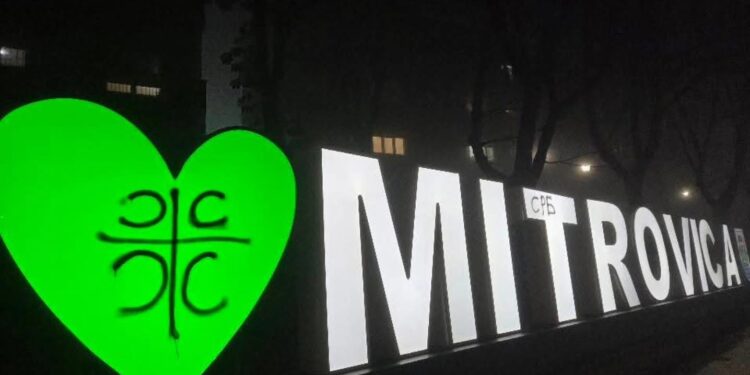 Mitrovicë: Mbishkrim me simbolin serb ‘4 S’ dhe shkurtesën ‘СРБ’ në instalacionin e qytetit.