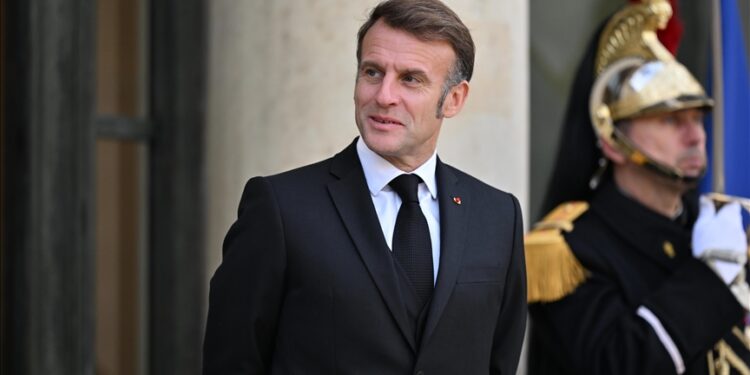 Presidenti francez: Paqja dhe ribalancimi ekonomik në agjendë gjatë udhëtimit në Kinë