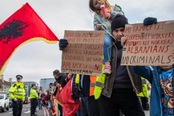 Qeveria britanike ofron deri në 3000 paund për emigrantët shqiptarë që kthehen vullnetarisht në atdhe