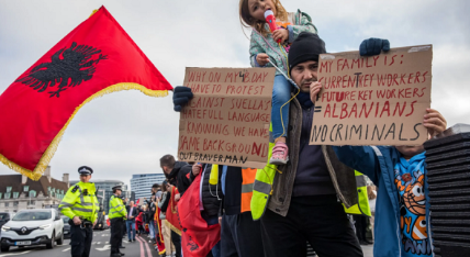 Qeveria britanike ofron deri në 3000 paund për emigrantët shqiptarë që kthehen vullnetarisht në atdhe