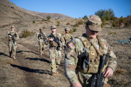 KFOR-i amerikan në terren: Kështu ndihmohet në ruajtjen e një ambienti të sigurt