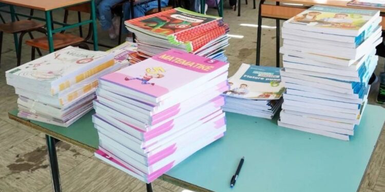 Serbia vazhdon t’i mbajë të bllokuara fondet për librat e nxënësve në Luginë