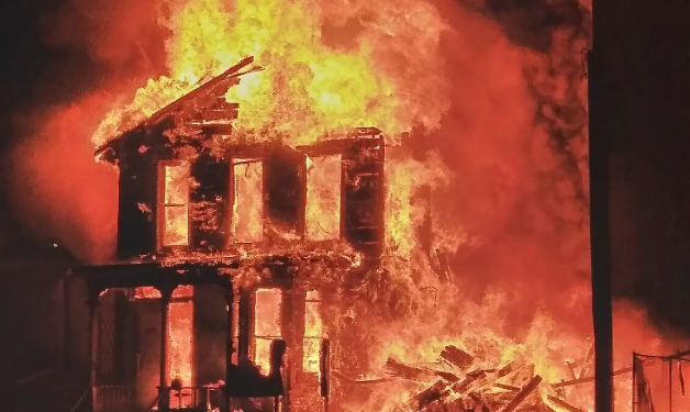 Përfshihet nga zjarri një shtëpi në Shtime