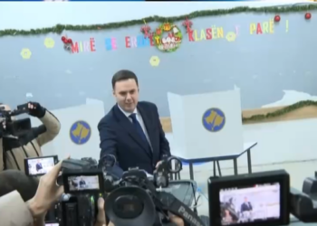 Lumir Abdixhiku voton me bashkëshorten dhe fton qytetarët për ndryshim përmes votës