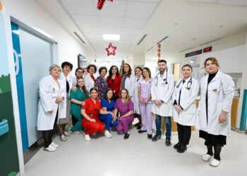 Vjosa Osmani viziton fëmijët në hemato-onkologji në ditën e fundit të vitit