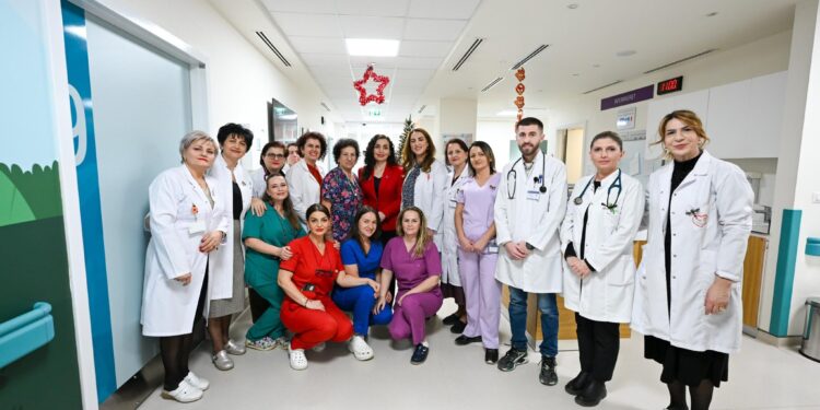 Vjosa Osmani viziton fëmijët në hemato-onkologji në ditën e fundit të vitit