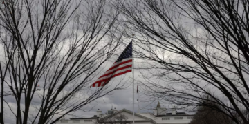 Shtëpia e Bardhë zhvendos fokusin te presioni ekonomik: Ushtria amerikane angazhohet në “karantinën” e naftës së Venezuelës