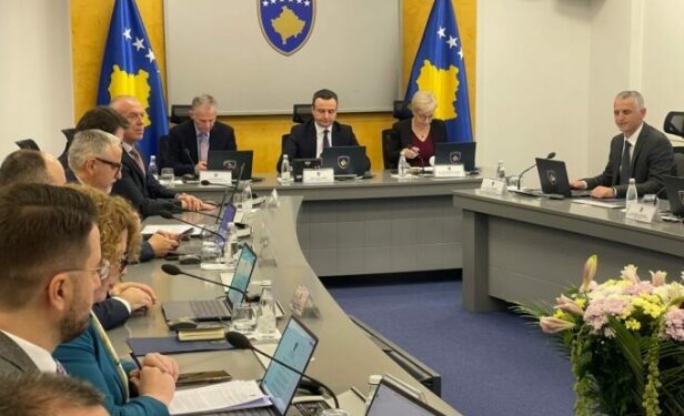 Qeveria në detyrë mirëpret heqjen e masave të BE-së dhe miraton disa vendime të rëndësishme