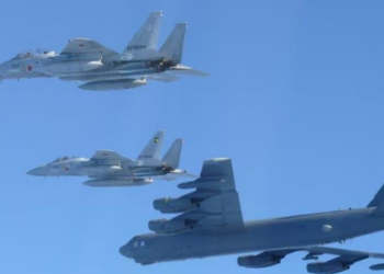 Bombarduesit amerikanë dhe avionët luftarakë japonezë në shfaqje force pas stërvitjeve Kinë–Rusi