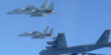 Bombarduesit amerikanë dhe avionët luftarakë japonezë në shfaqje force pas stërvitjeve Kinë–Rusi