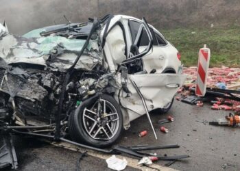 Aksident tragjik në autostradën “Ibrahim Rugova”: Humb jetën një grua, lëndohet drejtuesi i kamionit