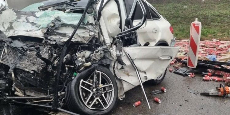 Aksident tragjik në autostradën “Ibrahim Rugova”: Humb jetën një grua, lëndohet drejtuesi i kamionit