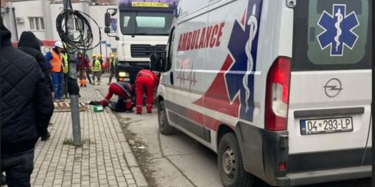 Kamioni me beton godet për vdekje një person