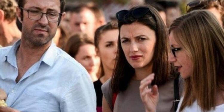 Pretendoi se Haradinaj po përdor lotët e nënës së tij për fushatë, Krasniqi “gozhdohet” nga komentuesi: T`i veç njeri s`je