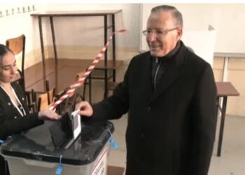 Bedri Hamza voton në Mitrovicë dhe u bën thirrje qytetarëve të votojnë sipas bindjes së tyre