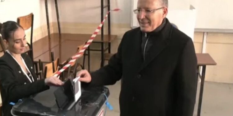 Bedri Hamza voton në Mitrovicë dhe u bën thirrje qytetarëve të votojnë sipas bindjes së tyre