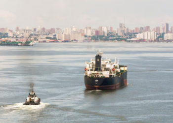 Trump shpall “bllokadë totale” ndaj cisternave të naftës së Venezuelës: rrit tensionet, çmendet tregu i naftës