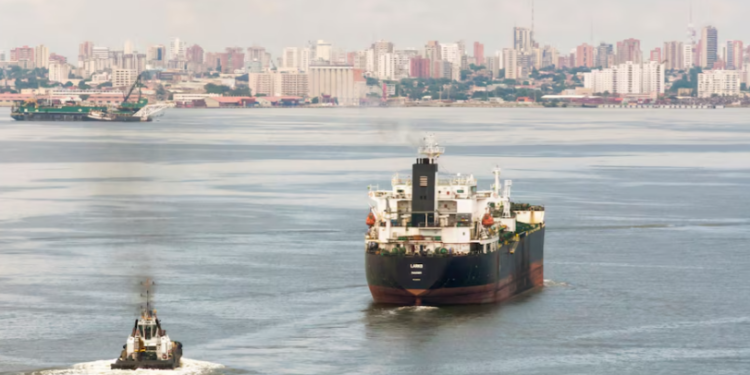 Trump shpall “bllokadë totale” ndaj cisternave të naftës së Venezuelës: rrit tensionet, çmendet tregu i naftës