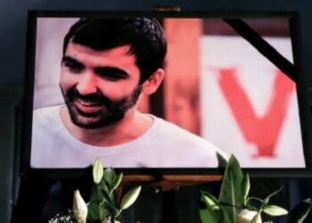 Dëmtohet shtylla dhe pllaka e flamurit kombëtar pranë varrit të Astrit Deharit — VV kërkon zbardhje të plotë të rastit